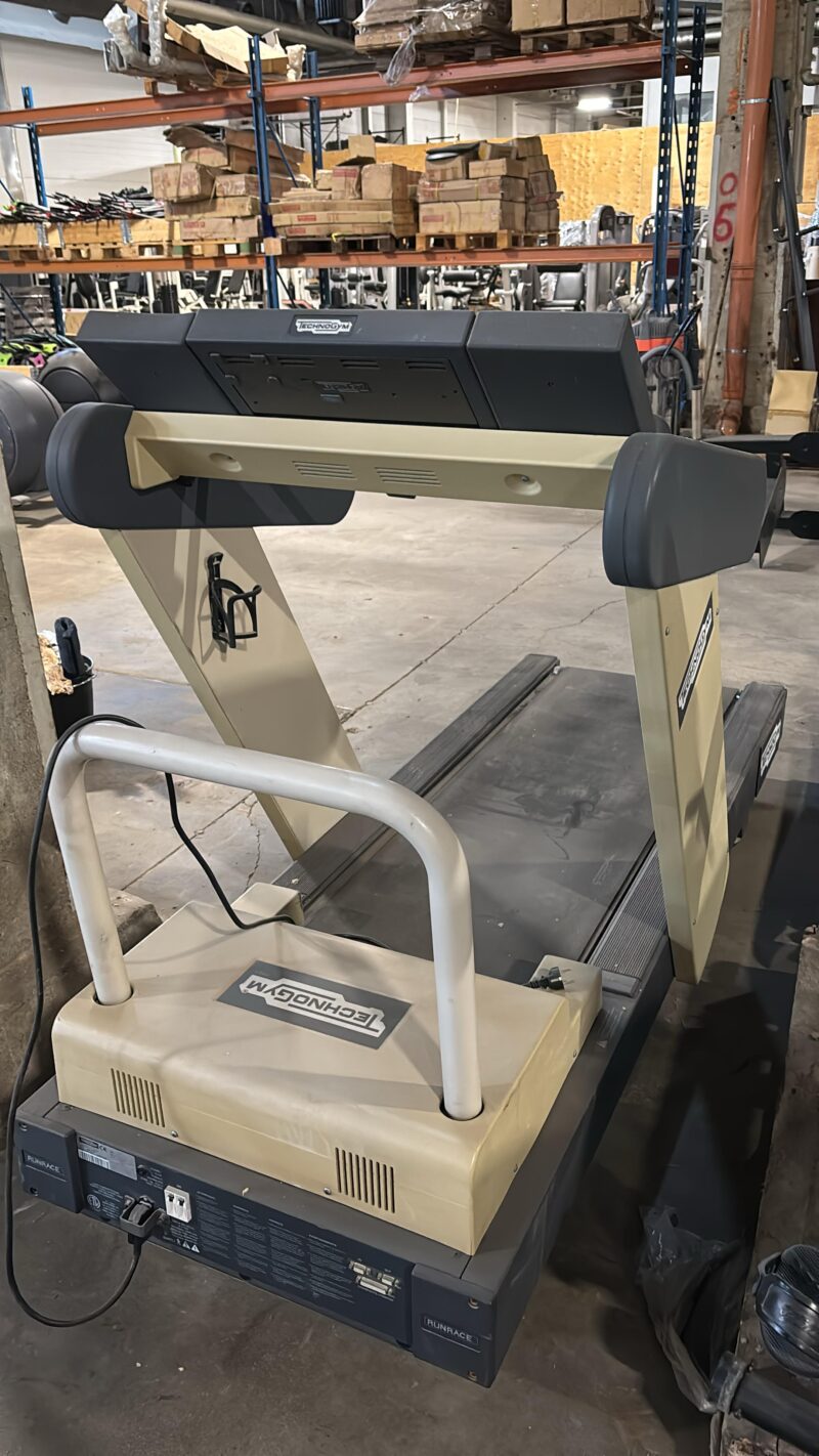 Technogym juoksumatto käytetty